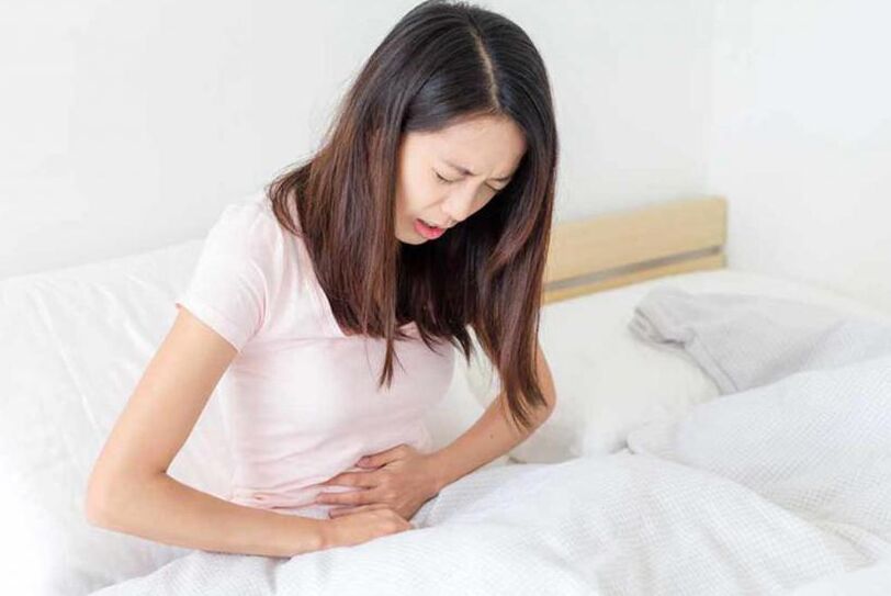 Les douleurs abdominales sont un symptôme courant d’une infection par les vers. 